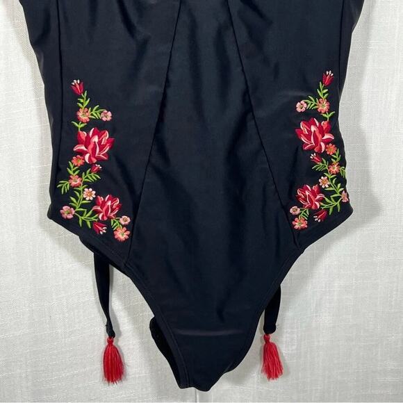 Adore Me Embroidered Flower Black One Piece Swimsuit Size 0X - Picture 5 of 9